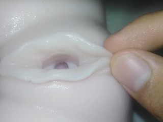 Provoco el coño suave y lo follo con la mano - muñeca sexual