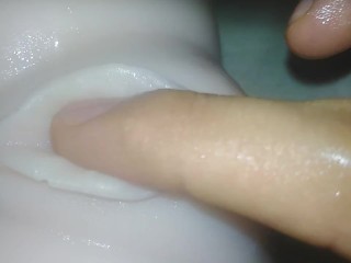 Provoco el coño suave y lo follo con la mano - muñeca sexual