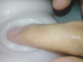 Provoco el coño suave y lo follo con la mano - muñeca sexual