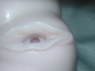 Provoco el coño suave y lo follo con la mano - muñeca sexual