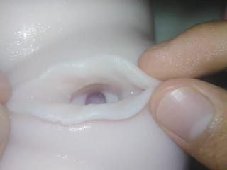 Provoco el coño suave y lo follo con la mano - muñeca sexual