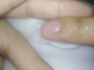 Un chico solitario se divierte con él - muñeca sexual