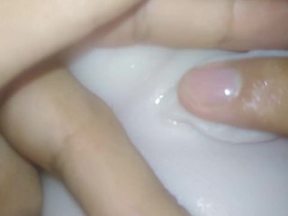 Un chico solitario se divierte con él - muñeca sexual