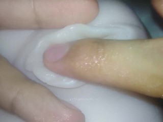 Un chico solitario se divierte con él - muñeca sexual