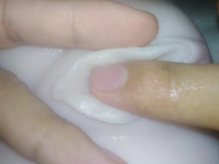 Un chico solitario se divierte con él - muñeca sexual