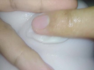 Un chico solitario se divierte con él - muñeca sexual