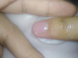 Un chico solitario se divierte con él - muñeca sexual