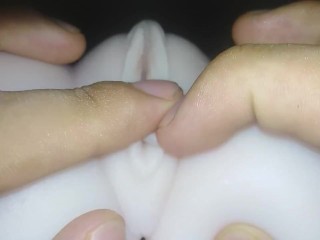 Jugando con el coño hinchado que gotea - muñeca sexual