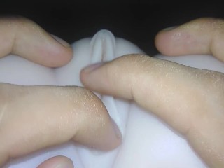 Jugando con el coño hinchado que gotea - muñeca sexual