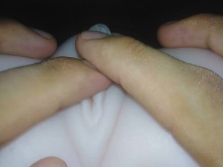 Jugando con el coño hinchado que gotea - muñeca sexual