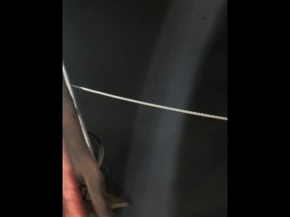 Encuentro a mi vecino en el patio y me termina haciendo un creampie, le dije que no se viniera 😡