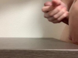 [射精]ピュッピュと太いチンポから射精！めっちゃ飛んだw[デカチン]