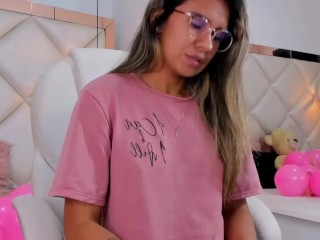 Morena con cuerpo tatuado y lentes se ve muy sexy y con ganas de jugar contigo