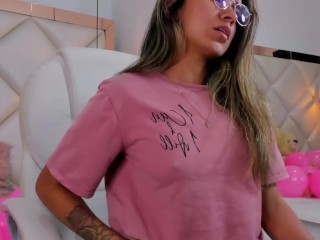 Morena con cuerpo tatuado y lentes se ve muy sexy y con ganas de jugar contigo