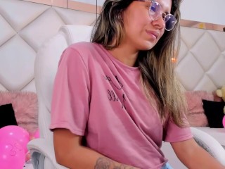 Sexy latina con cuerpo tatuado se pone muy cachonda en su show webcam