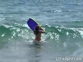 Masturbating bikini teen goes solo