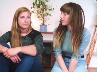 Ersties: Zwei Saarländerinnen Nicky und Kate beim Spiel mit heißem Sextoy