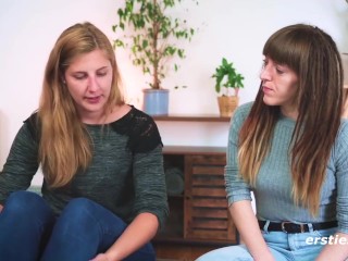 Ersties: Zwei Saarländerinnen Nicky und Kate beim Spiel mit heißem Sextoy