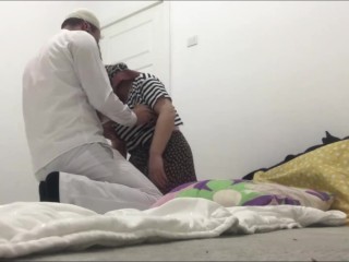 مولا حسين تمارس الجنس مع الفتاة العربية الصغيرة في منزل المصلين