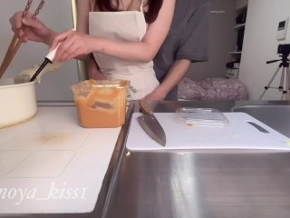 キッチンで料理している美人女子大生を犯す♥ a beautiful college girl cooking in the kitchen