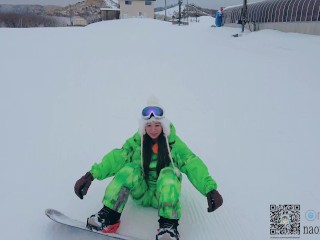 スキー場で露出スノーボードしてみました。ゲレンデの端で、スキーウェアを着ながら中出しセックス。日本人カップル/素人/パイパン/スタイル抜群/巨乳/ハーフ美女/無修正