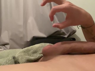 FLACO CON PENE GRUESO Y GRANDE SE MASTURBA DESPUÉS DEL BAÑO