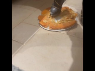 Je fais un gâteau, crache et pisse dessus puis je l'écrase avec mes bottes à talons. French Perverse