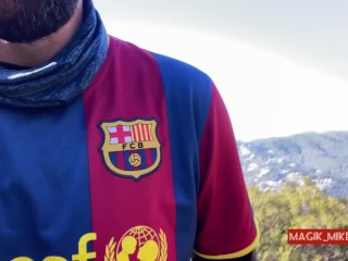 P1 DICKFLASH- MILF cachonda no puede resistirse a masturbar a un fanático del FC Barcelona en un par