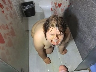 Orino en su cara, escupo en su cara y me corro en sus dientes