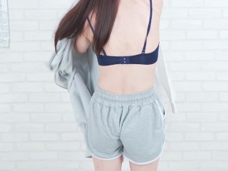 女子大生まな【生着替え】日本の女子高生の制服に着替える　018