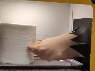 女子大生まな【足フェチ必見】箱の中身を足でさわってみたら　027