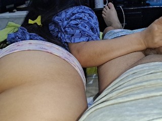 Mi hermanastra me ayuda a masturbarme mientras veo su enorme culo