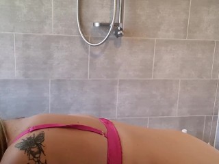 Come watch Me shave My curvy body in the bath tub