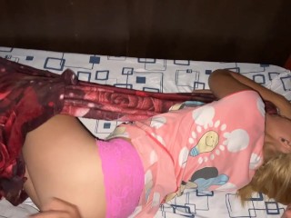 Compartiendo una cama con mi hermosa porque estamos viajando CASO DE LA VIDA REAL