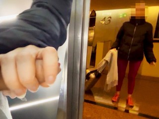 Dick Flash! An unknown sporty girl from the hotel gives me a blowjob in the public elevator
