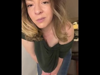 Bisexual Onlyfans PAWG/MILF Makes Herself Cum While Reviewing New Toy