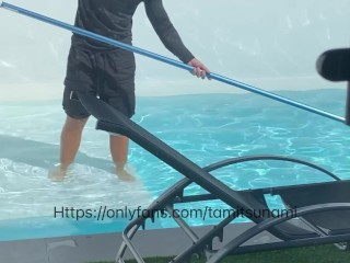 Porca italiana convince il giardiniere a tradire la sua ragazza con lei ( dialoghi italiani )