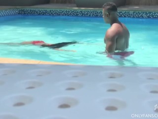 I meet a cute brunette at the pool and I invite her to my room, we end up fucking -amateur couple- N