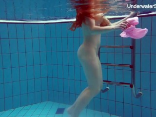 Simonna is hot and horny in the public swimming pool