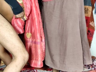 Desi Indian bhabhi pink saree me kya khoobsurat lag rahi hai