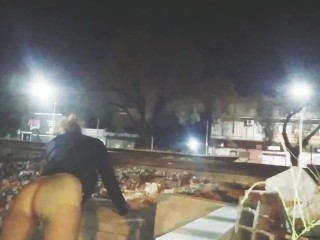 chica pide sexo en publico en vías del tren nos miran follar los pasajeros y personas camión y auto