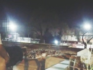 chica pide sexo en publico en vías del tren nos miran follar los pasajeros y personas camión y auto