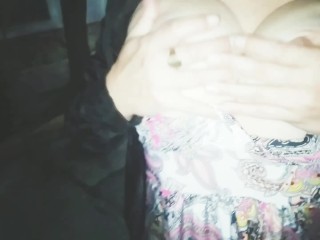 chica pide sexo en publico en vías del tren nos miran follar los pasajeros y personas camión y auto