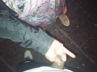 chica pide sexo en publico en vías del tren nos miran follar los pasajeros y personas camión y auto