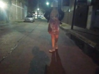 chica pide sexo en publico en vías del tren nos miran follar los pasajeros y personas camión y auto