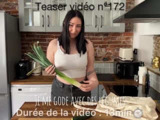 EXTRAIT - Je me gode avec des légumes jusqu’à jouir sur le plan de travail