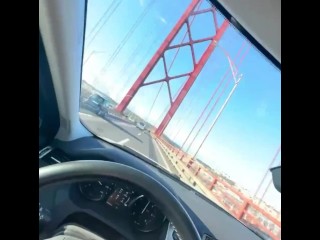 Mamando no carro na ponte de Portugal