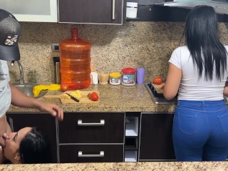 Hijastras Hermosas de 18 Años Cocinando Porque Deben de Darles de Comer a su Padrastro
