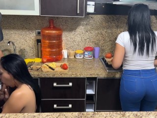 Hijastras Hermosas de 18 Años Cocinando Porque Deben de Darles de Comer a su Padrastro