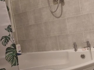 Real AMATEUR MILF lets us watch her body